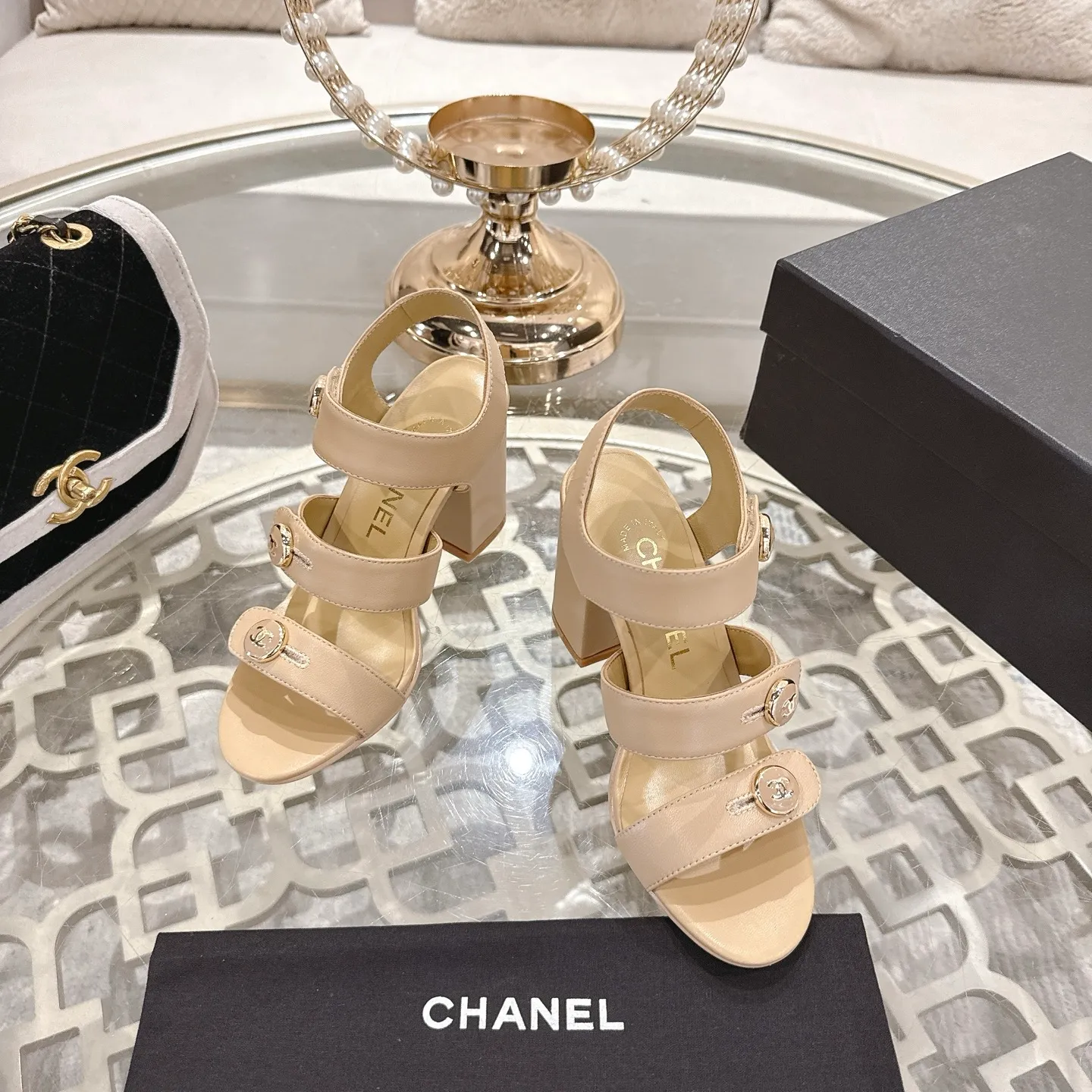 👟👟Ex-factory price 560👟👟 2026SS latest CHANEL Chanel 2026 early spring catwalk new model 🌸️Purchased the original version in Hong Kong and opened the mold exclusively. Top quality % genuine last developed with smooth lines and smooth entry and exit from the counter! Official website 1:1 production. Fabric: Mixed sheepskin imported from Italy & private molded double C buckle and letters are delicate, smooth, shiny and feel great! 💅The fabric and the feet are made of the same material, which is great on the feet! ! ! Color: black/apricot Code number: 34-40 (custom-made sizes 41 and 42 are non-refundable)